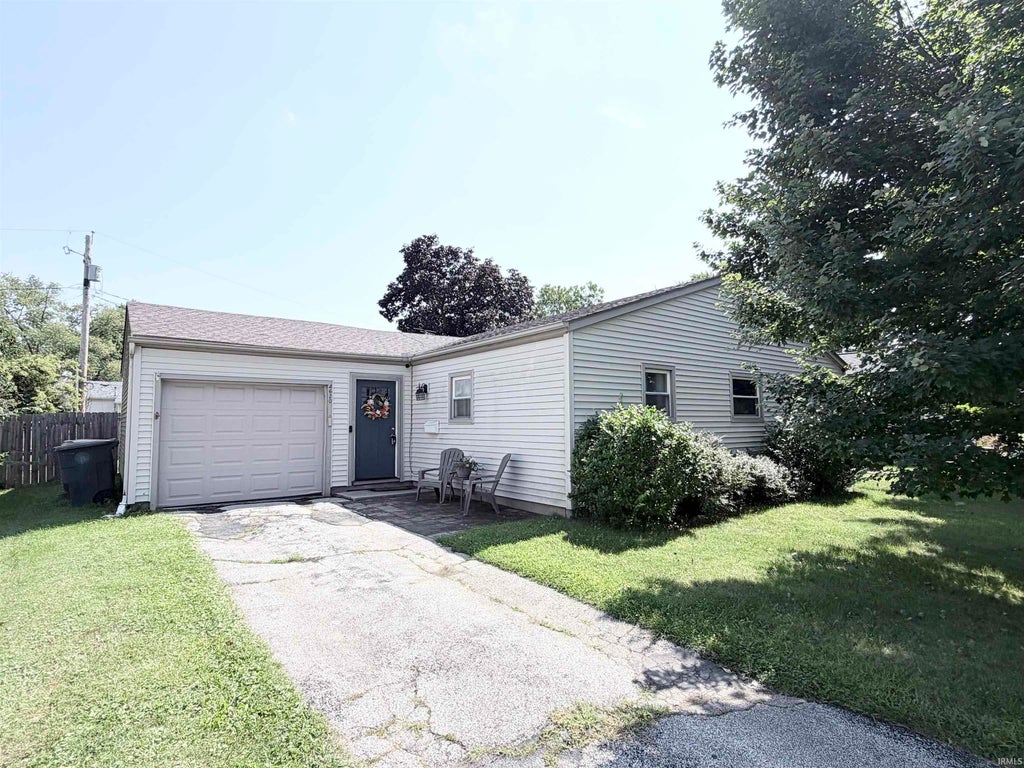 Photo of 4620 Crawford Court, South Bend, IN 46614 (MLS # 202633956)