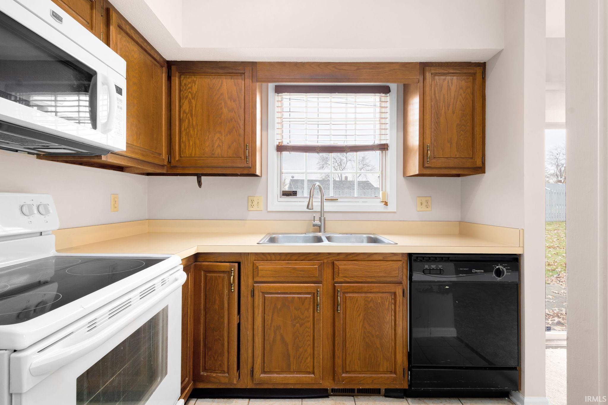 South Bend, Indiana 46615, United States, 2 Bedrooms Bedrooms, ,2 BathroomsBathrooms,Residential,Pending,247379