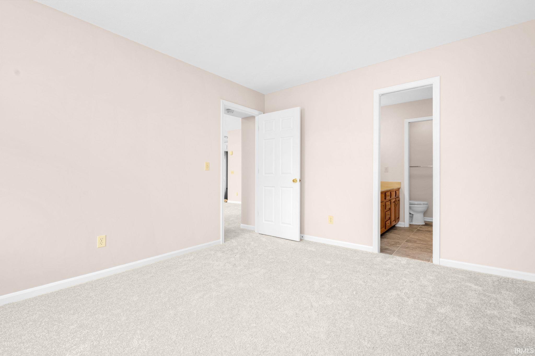 South Bend, Indiana 46615, United States, 2 Bedrooms Bedrooms, ,2 BathroomsBathrooms,Residential,Pending,247379