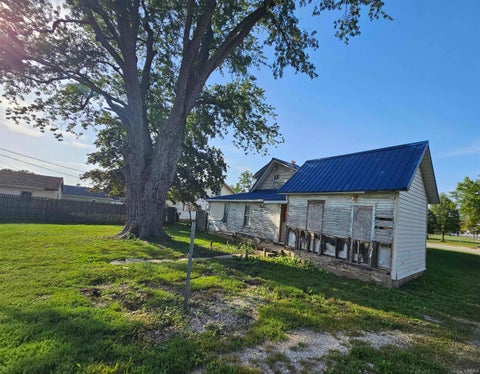 Tiny photo for 402 E Marion Street, Converse, IN 46919 (MLS # 202638410)