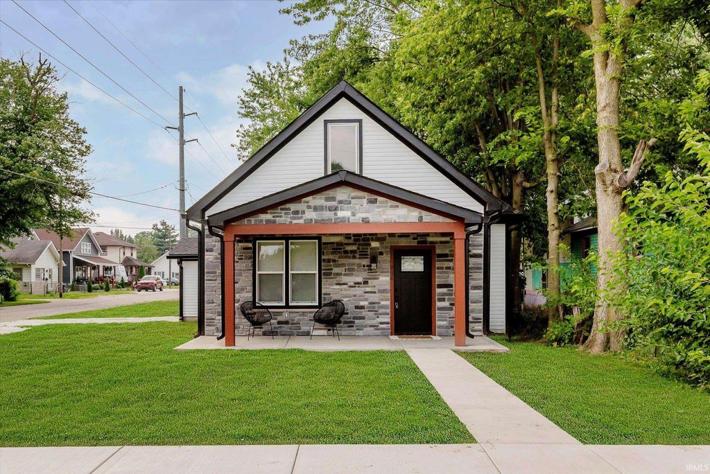 Photo of 902 Rossville Avenue, Frankfort, IN 46041 (MLS # 202600605)