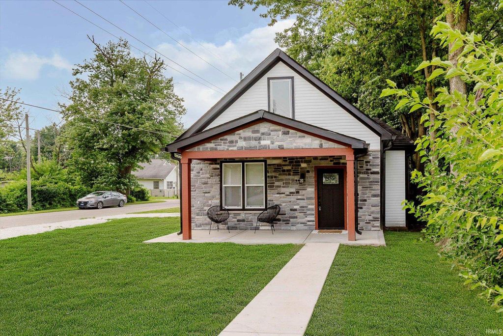 Photo of 902 Rossville Avenue, Frankfort, IN 46041 (MLS # 202600605)