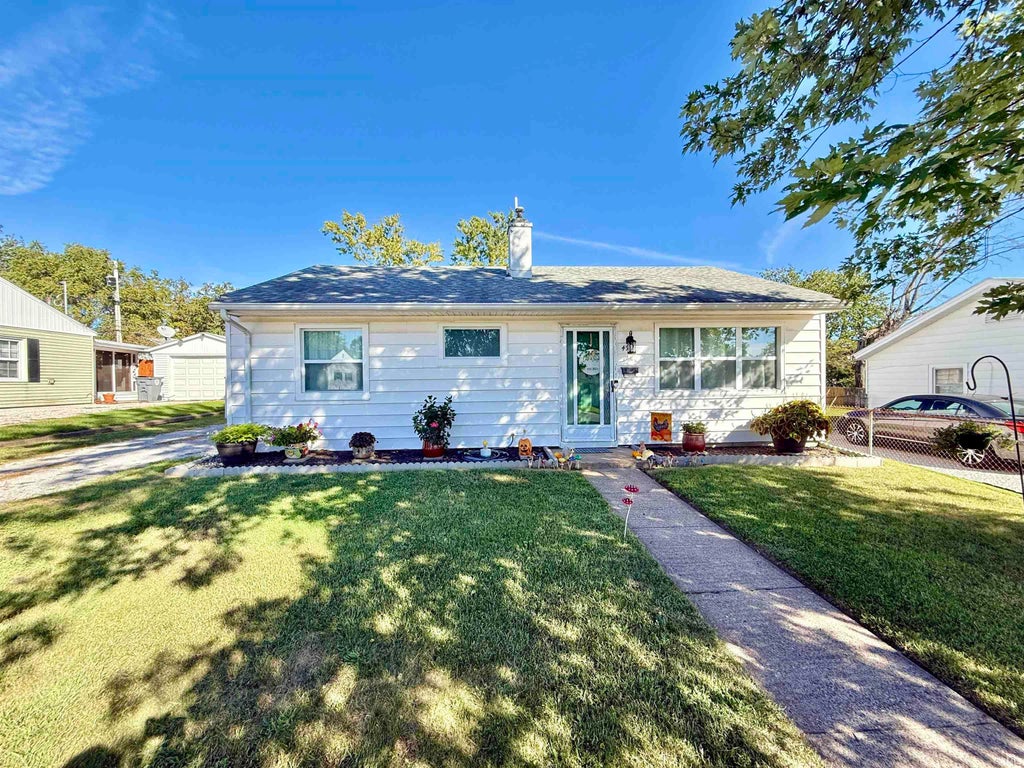 Photo of 4917 Sherbrooke Road, Evansville, IN 47710 (MLS # 202644943)