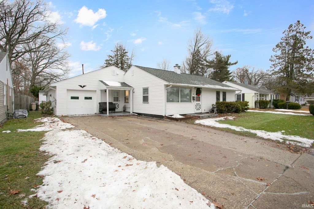 Photo of 403 Manchester Drive, South Bend, IN 46615 (MLS # 202549371)