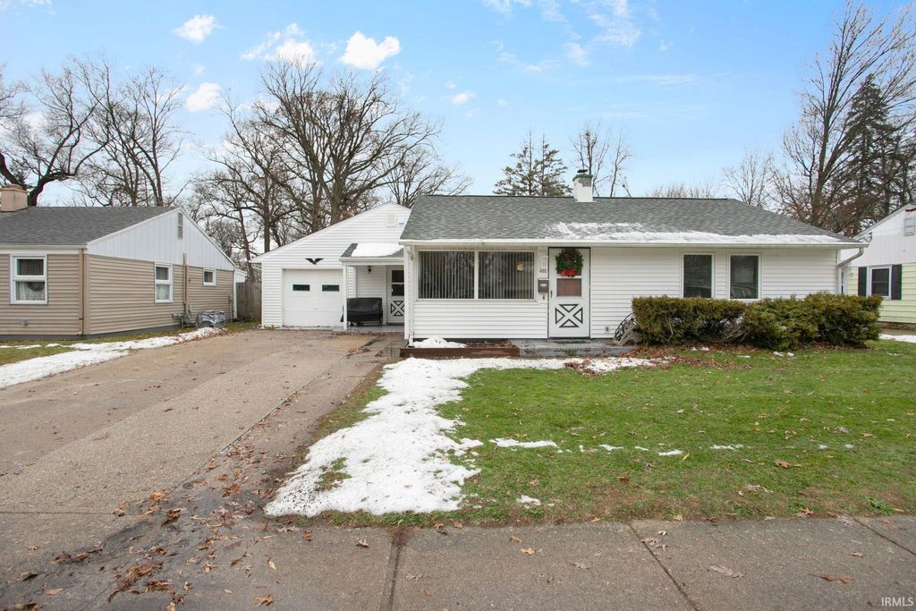 Photo of 403 Manchester Drive, South Bend, IN 46615 (MLS # 202549371)