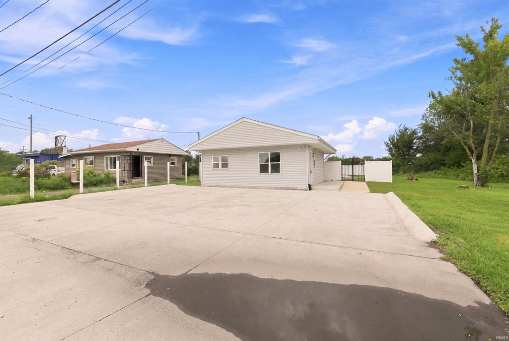 Photo of 3109 Oxford Street, Fort Wayne, IN 46806 (MLS # 202629639)