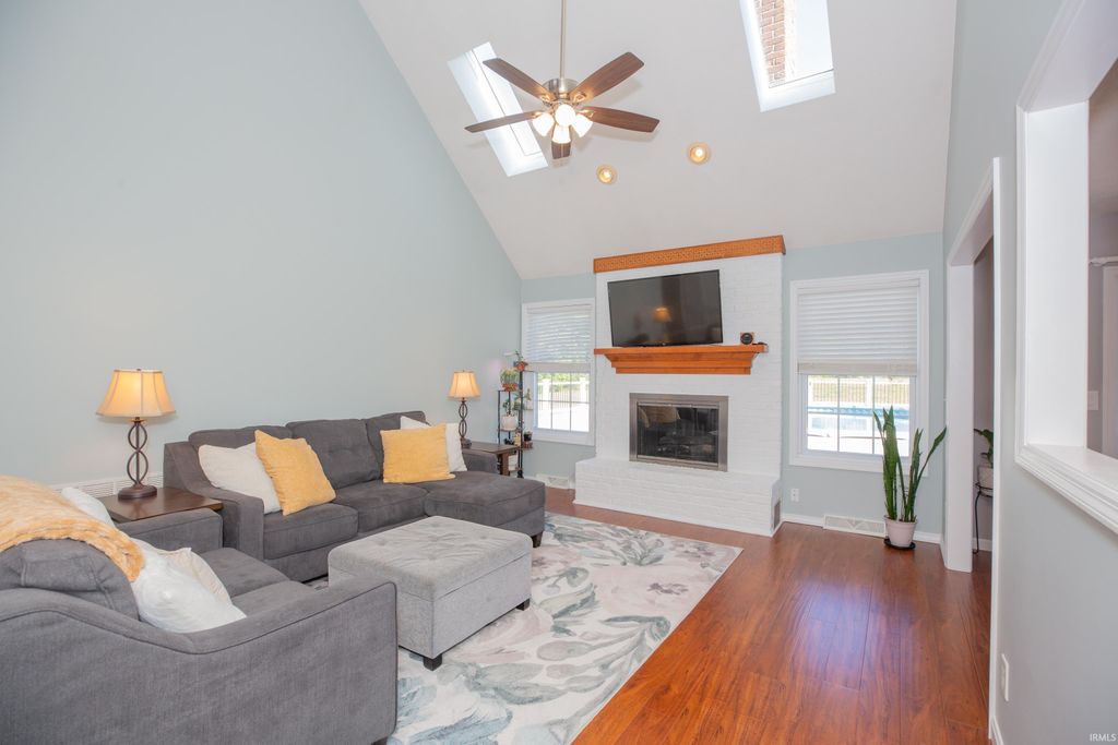 Photo of 8910 Ridge View Lane, Mount Vernon, IN 47620 (MLS # 202616376)