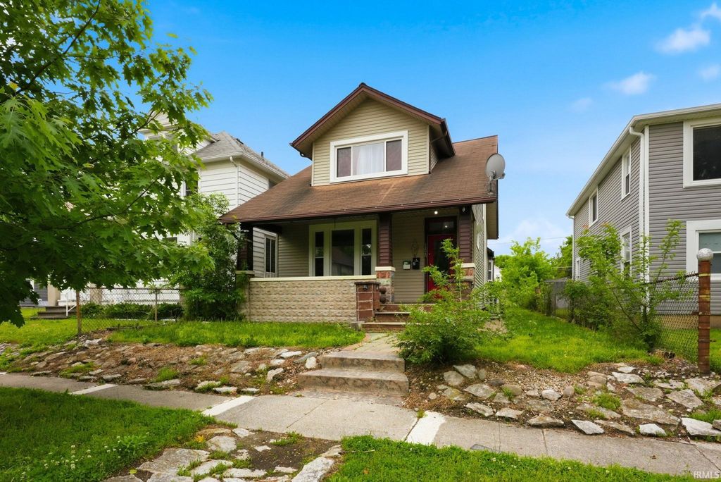 Photo of 1421 Swinney Avenue, Fort Wayne, IN 46802 (MLS # 202619444)