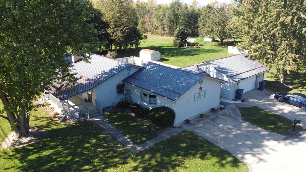Photo of 101 N Neer Dr DR, Silver Lake, IN 46982 (MLS # 202643726)