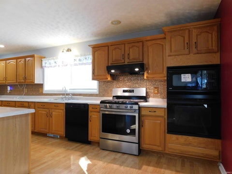 Tiny photo for 101 N Neer Dr DR, Silver Lake, IN 46982 (MLS # 202643726)