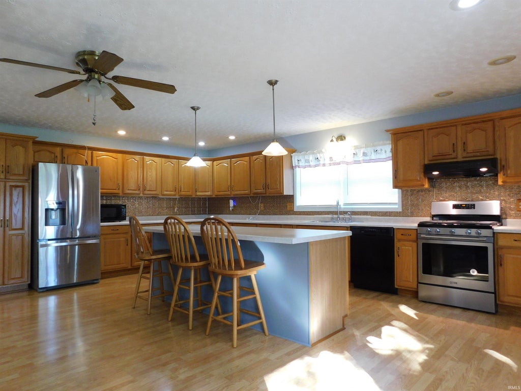 Photo of 101 N Neer Dr DR, Silver Lake, IN 46982 (MLS # 202643726)