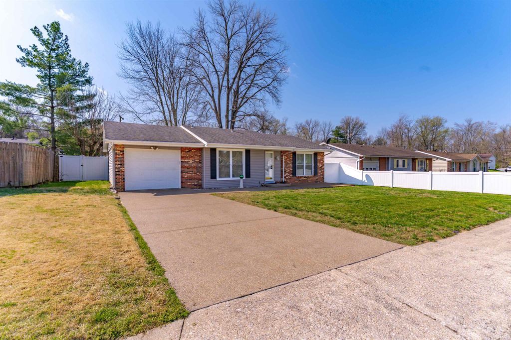 Photo of 619 Hemenway Place, Boonville, IN 47601 (MLS # 202612257)