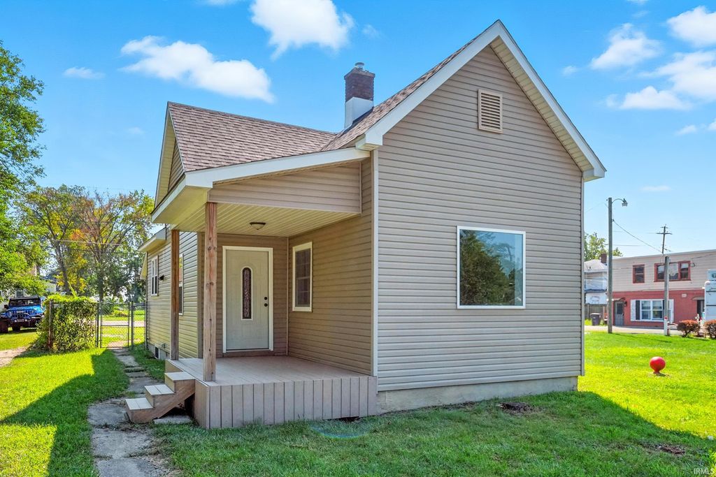 Photo of 2611 S Anthony Boulevard, Fort Wayne, IN 46803 (MLS # 202611887)