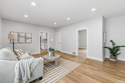 Tiny photo for 120 N Frances Street, South Bend, IN 46617 (MLS # 202628958)