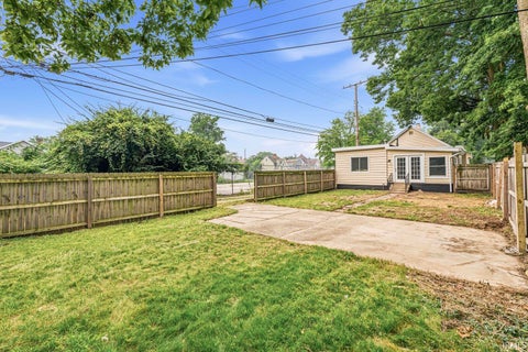 Tiny photo for 120 N Frances Street, South Bend, IN 46617 (MLS # 202628958)