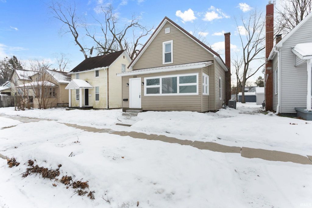 Photo of 731 W Blaine Avenue, Elkhart, IN 46516 (MLS # 202549055)