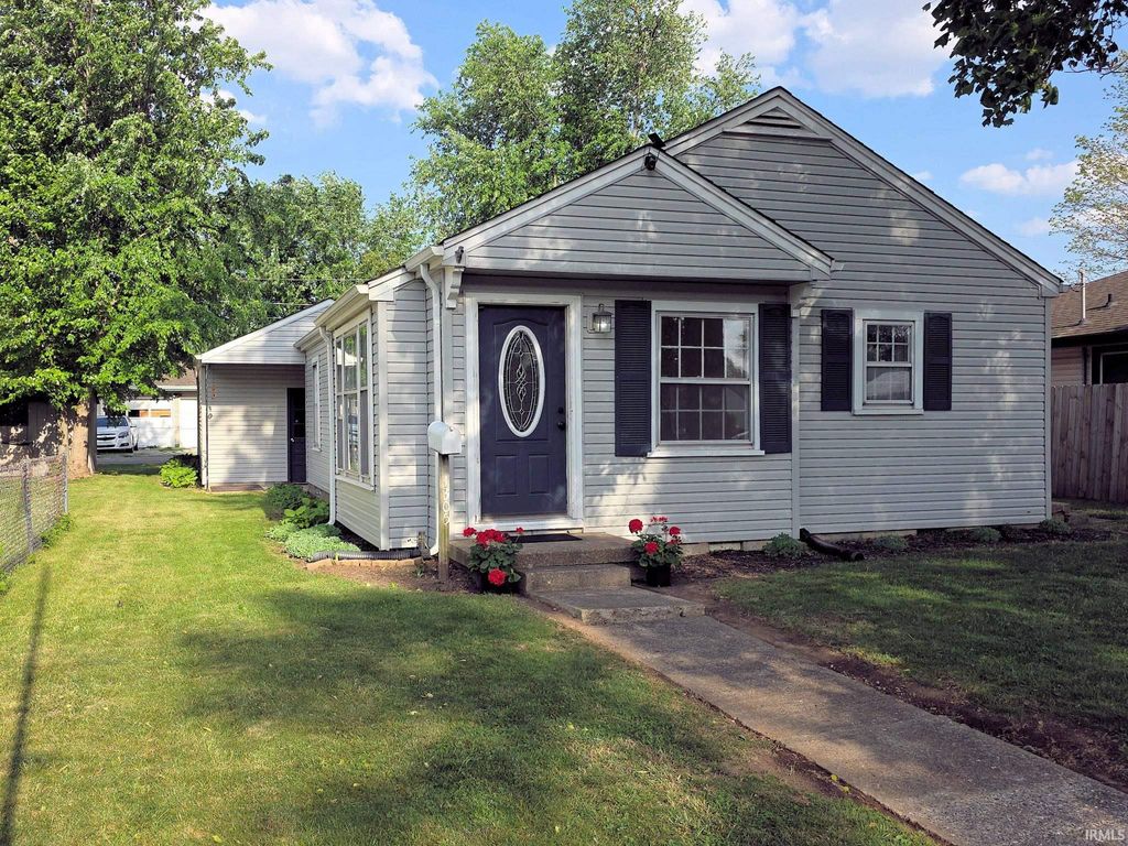 Photo of 1305 Court Street, Columbus, IN 47201 (MLS # 202615371)