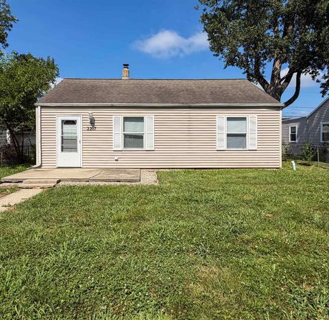 Photo of 2207 S Vine Street, Muncie, IN 47302 (MLS # 202627855)