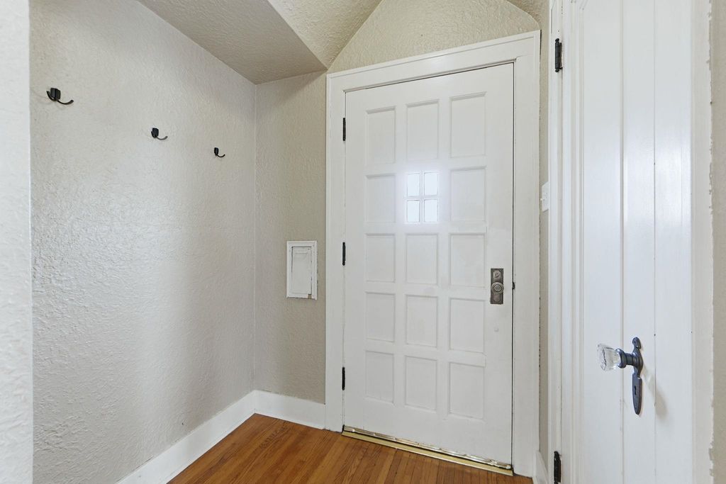 Photo of 1908 Kenwood Avenue, Fort Wayne, IN 46805 (MLS # 202610286)