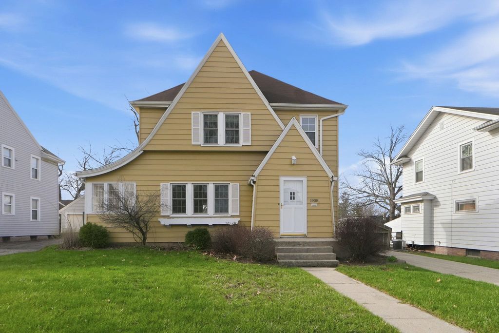 Photo of 1908 Kenwood Avenue, Fort Wayne, IN 46805 (MLS # 202610286)