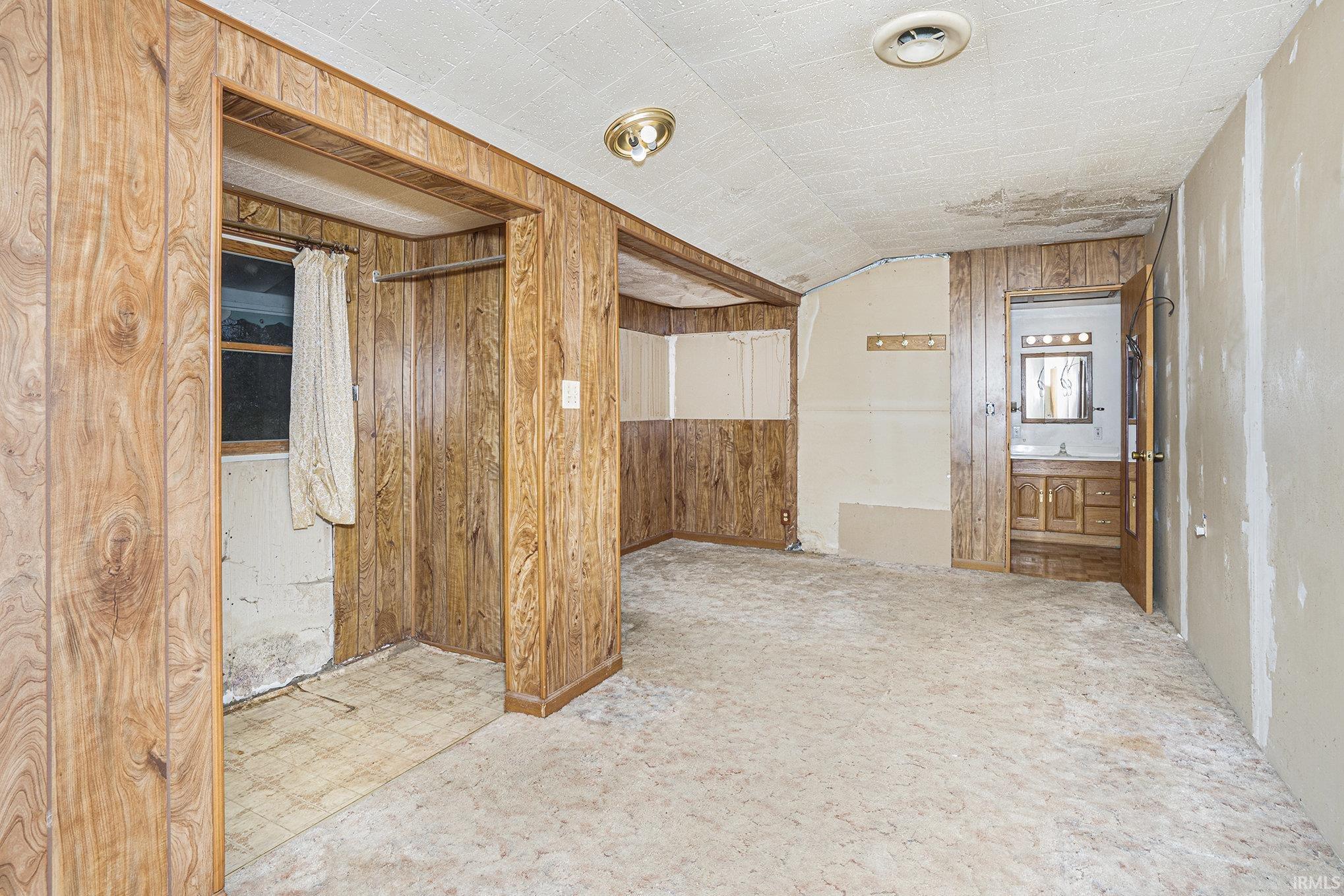 South Bend, Indiana 46614, United States, 3 Bedrooms Bedrooms, ,2 BathroomsBathrooms,Residential,Pending,249313