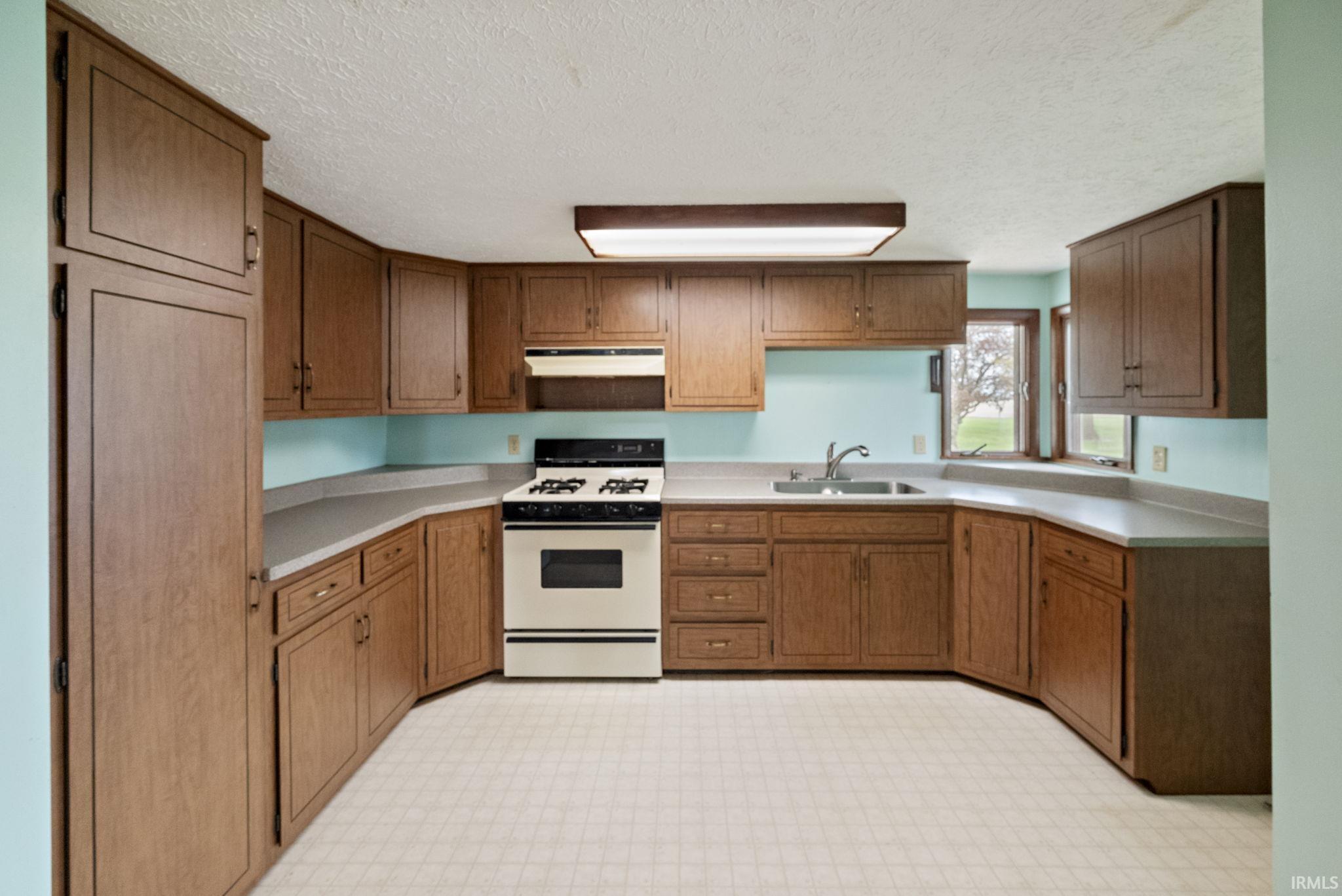 Rossville, Indiana 46065, United States, 3 Bedrooms Bedrooms, ,1 BathroomBathrooms,Residential,Pending,114119