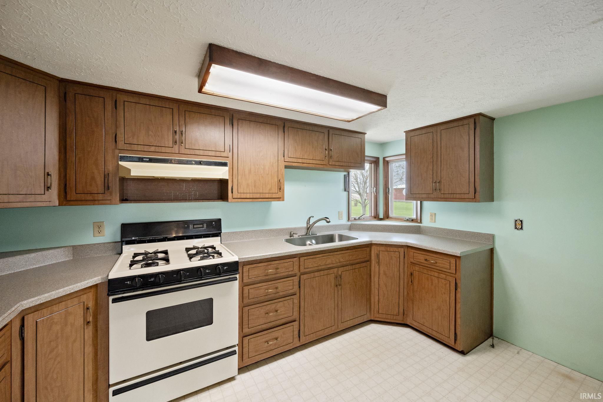 Rossville, Indiana 46065, United States, 3 Bedrooms Bedrooms, ,1 BathroomBathrooms,Residential,Pending,114119