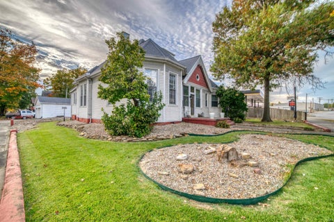 Tiny photo for 805 Main Street, Mount Vernon, IN 47620 (MLS # 202644873)