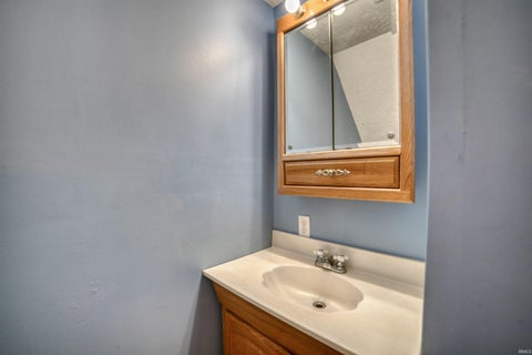 Tiny photo for 805 Main Street, Mount Vernon, IN 47620 (MLS # 202644873)