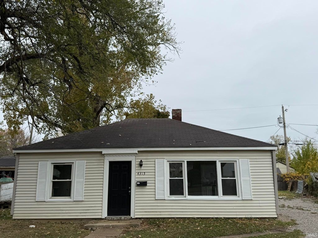 Photo of 4315 S Colonial Avenue, Fort Wayne, IN 46806 (MLS # 202544586)