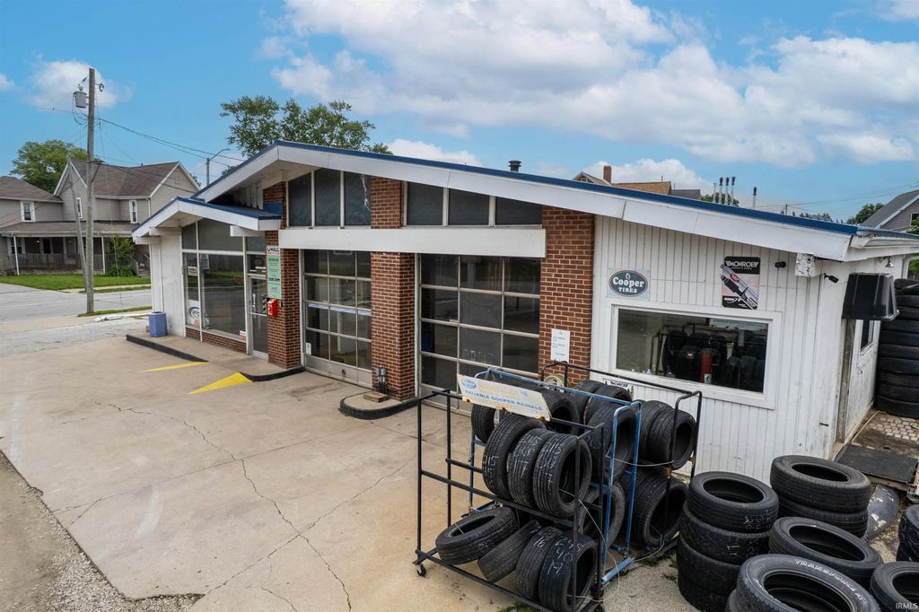 Photo of 602 S Jefferson Street, Huntington, IN 46750 (MLS # 202620973)