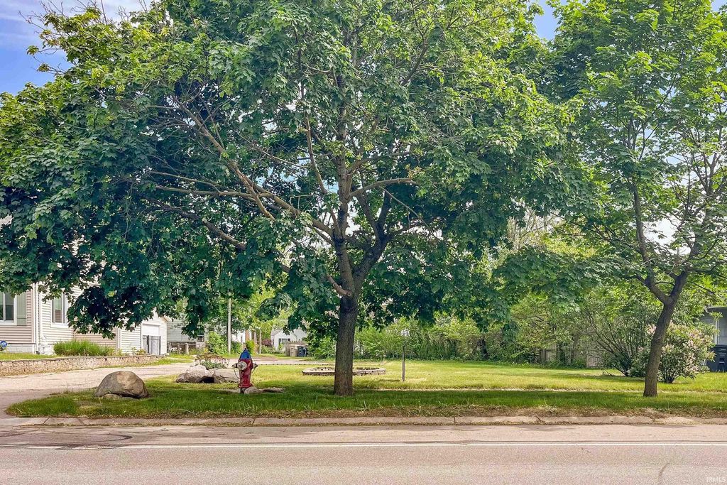 Photo of 602 W Angela Boulevard #90, South Bend, IN 46617 (MLS # 202608820)