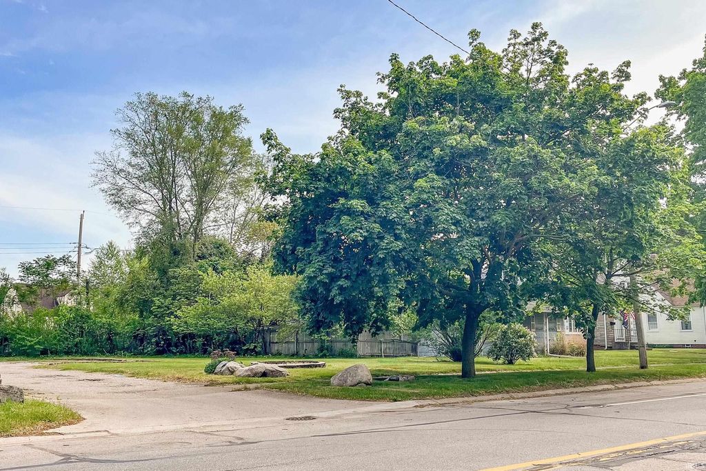 Photo of 602 W Angela Boulevard #90, South Bend, IN 46617 (MLS # 202608820)