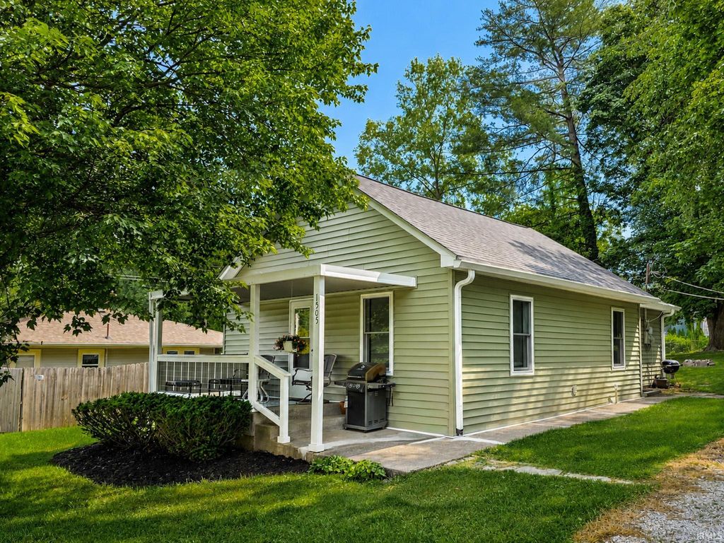 Photo of 1505 S Olive Street, Bloomington, IN 47401 (MLS # 202619529)