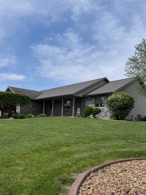 Photo of 331 Lincoln Park, Warsaw, IN 46582 (MLS # 202618257)