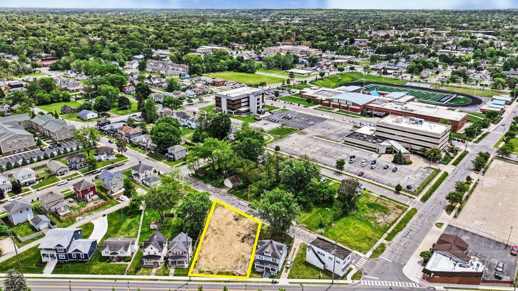 Photo of 710 S Bend Avenue, South Bend, IN 46617 (MLS # 202619904)