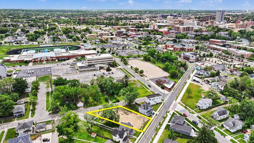 Photo of 710 S Bend Avenue, South Bend, IN 46617 (MLS # 202619904)