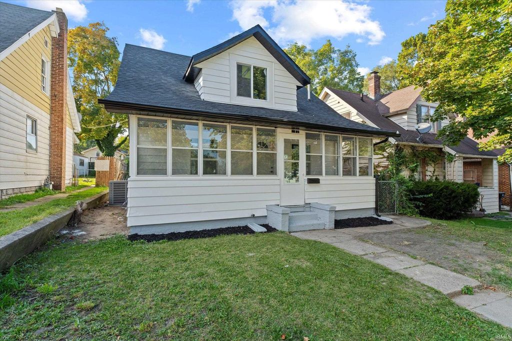 Photo of 1723 Kendall Street, South Bend, IN 46613 (MLS # 202541958)