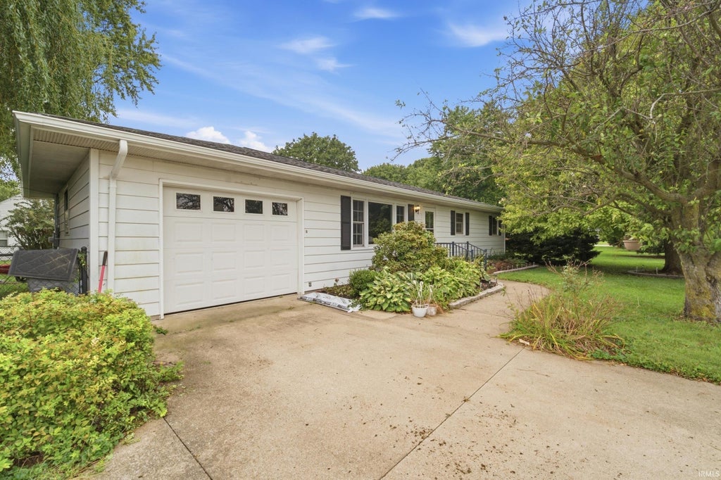 Photo of 606 E Main Street, Fowler, IN 47944 (MLS # 202640118)