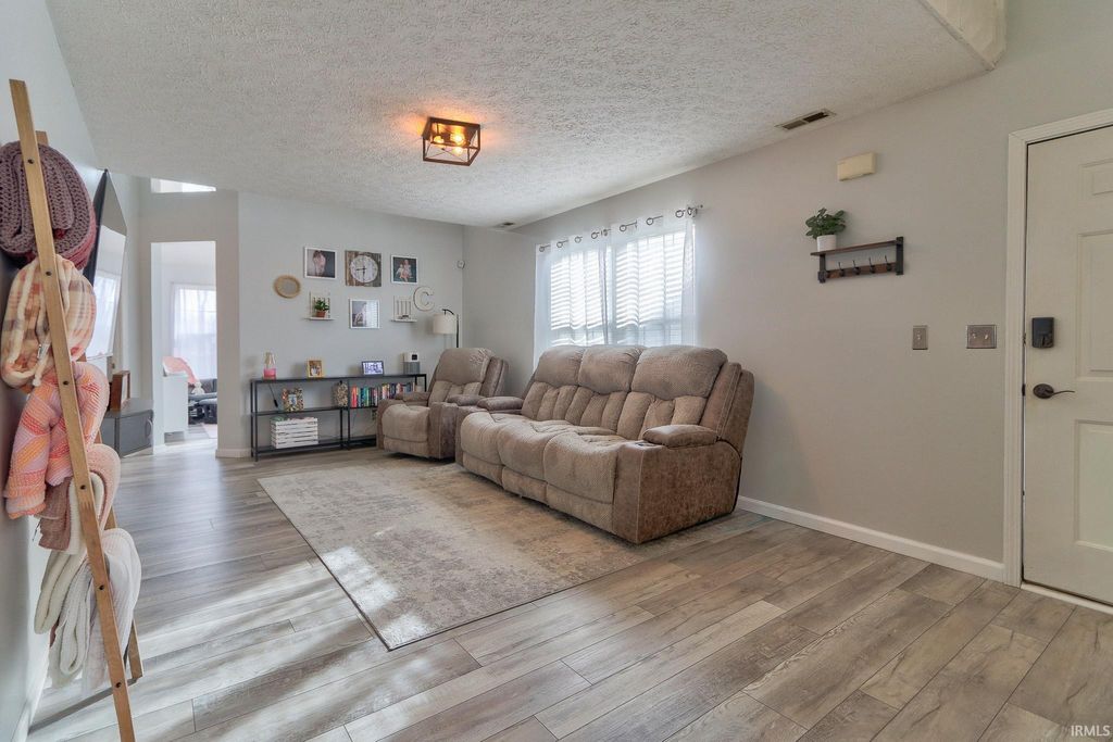 Photo of 3933 Seasons Pointe, Evansville, IN 47715 (MLS # 202601471)