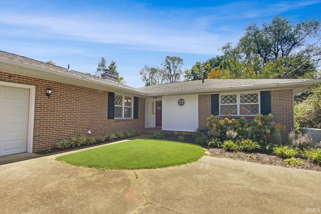 Photo of 6411 Madison Avenue, Evansville, IN 47715 (MLS # 202538377)