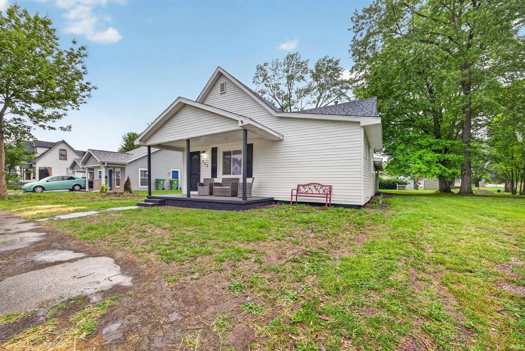 Photo of 722 N MAIN ST Street, Sullivan, IN 47882 (MLS # 202615506)