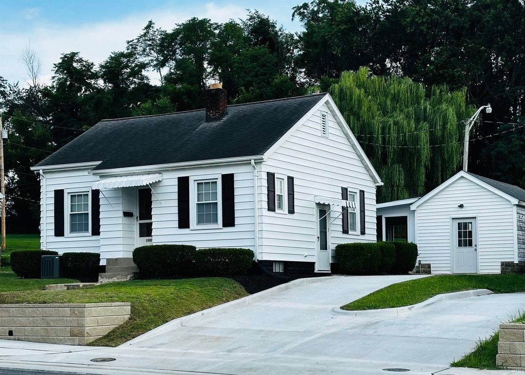 Photo of 1003 E National Highway, Washington, IN 47501 (MLS # 202612610)