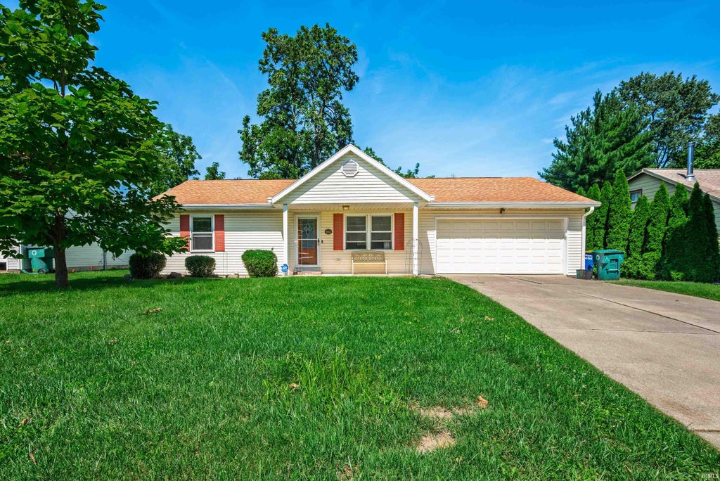 Photo of 402 W Cromer Avenue, Muncie, IN 47303 (MLS # 202635859)