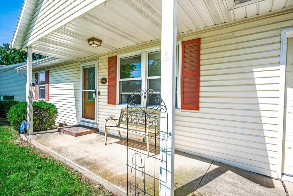 Photo of 402 W Cromer Avenue, Muncie, IN 47303 (MLS # 202635859)