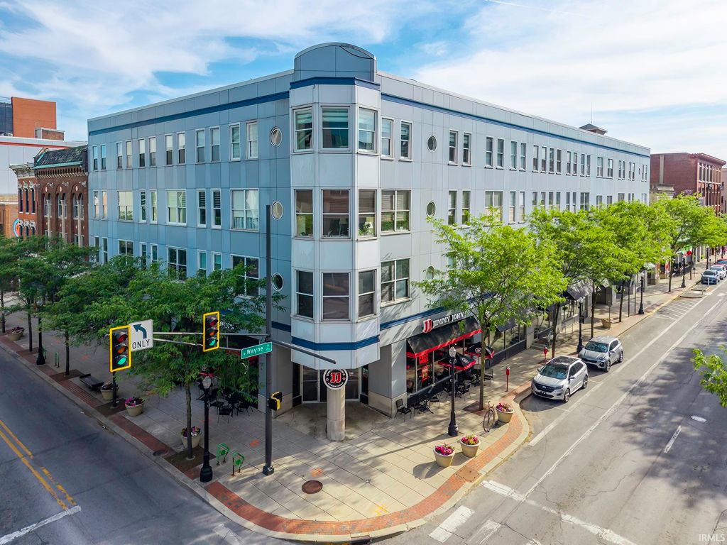 Photo of 113 W Wayne Street #402, Fort Wayne, IN 46802 (MLS # 202621653)