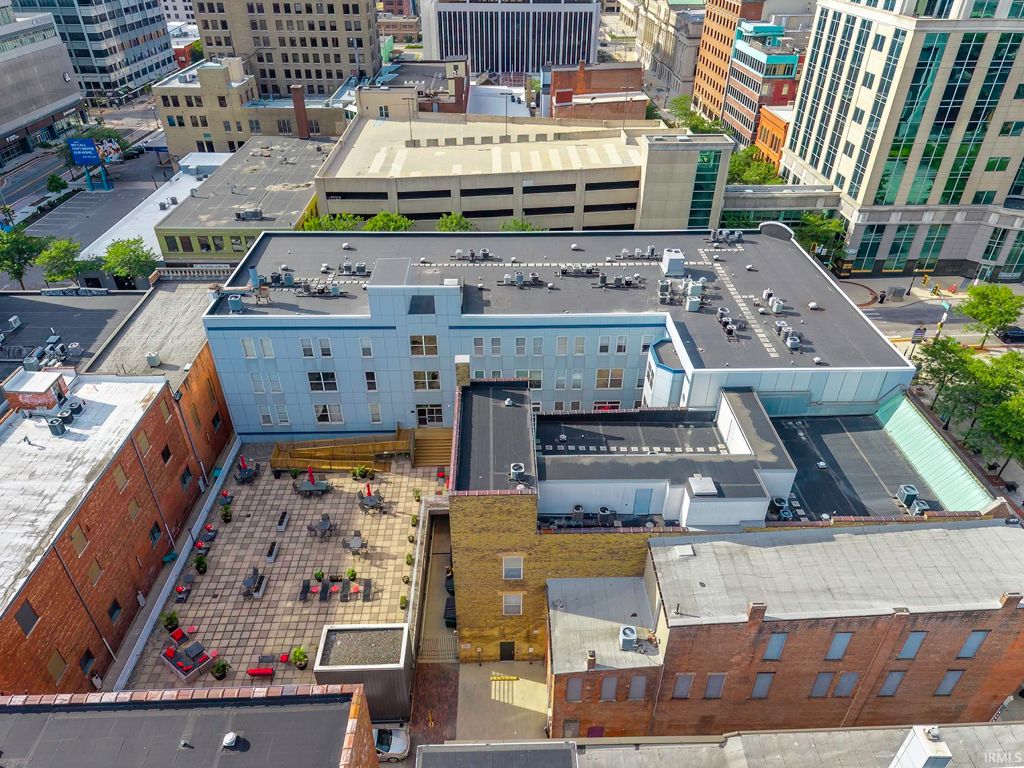 Photo of 113 W Wayne Street #402, Fort Wayne, IN 46802 (MLS # 202621653)