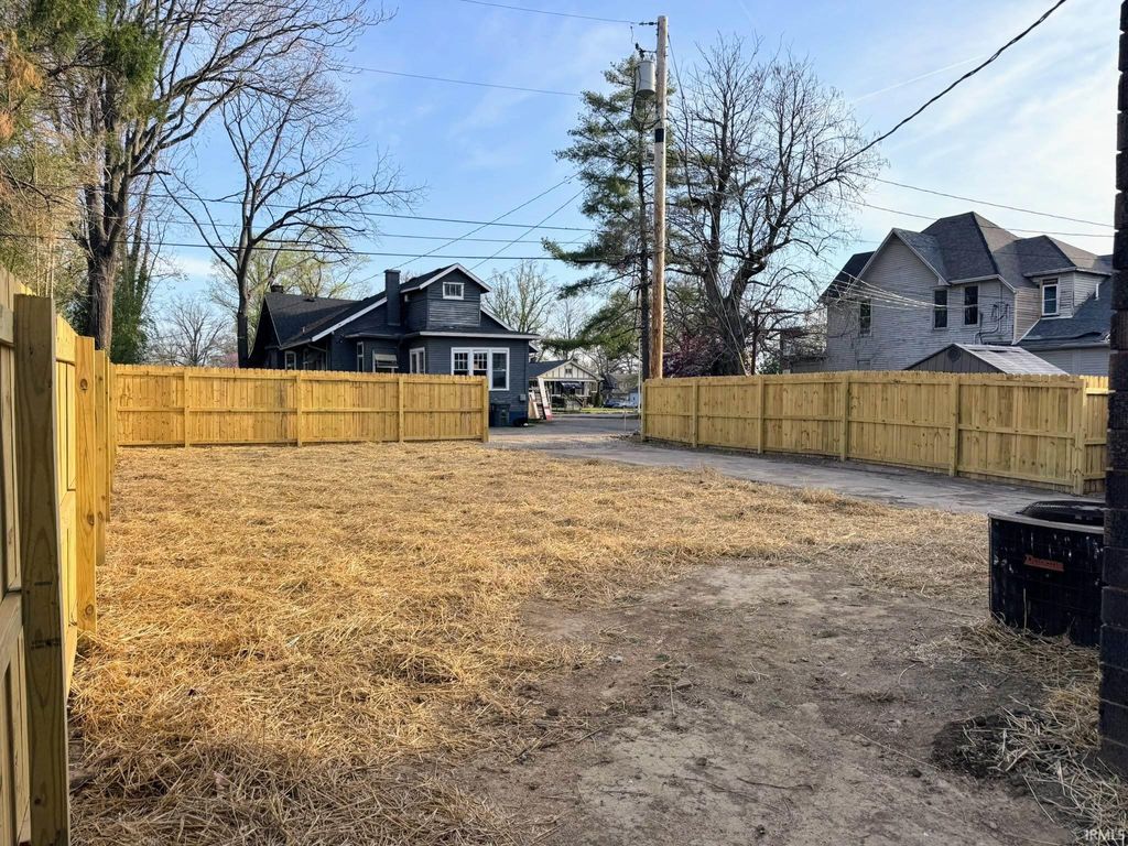 Photo of 1028 E Mulberry Street, Evansville, IN 47714 (MLS # 202610991)