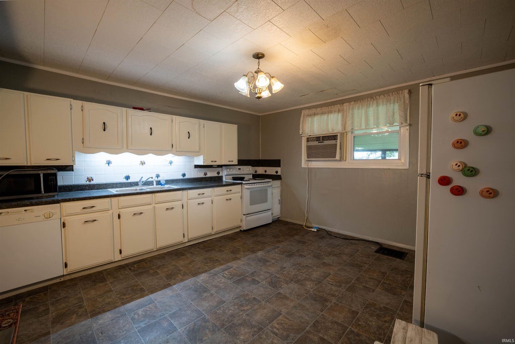 Photo of 1302 E Sycamore Street, Petersburg, IN 47567 (MLS # 202629248)