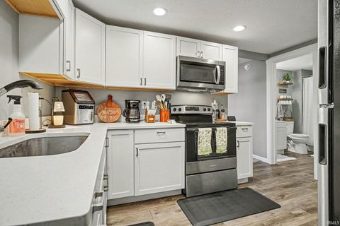 Tiny photo for 211 E Battell Street, Mishawaka, IN 46545 (MLS # 202612687)